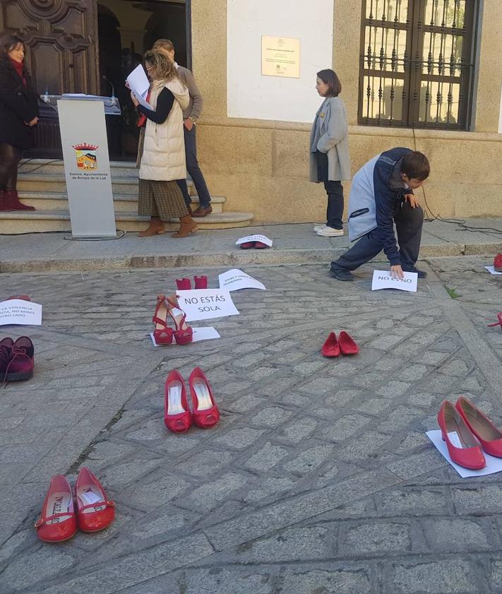 Imagen secundaria 2 - Tacones rojos visibilizan la violencia contra la mujer en Arroyo de la Luz
