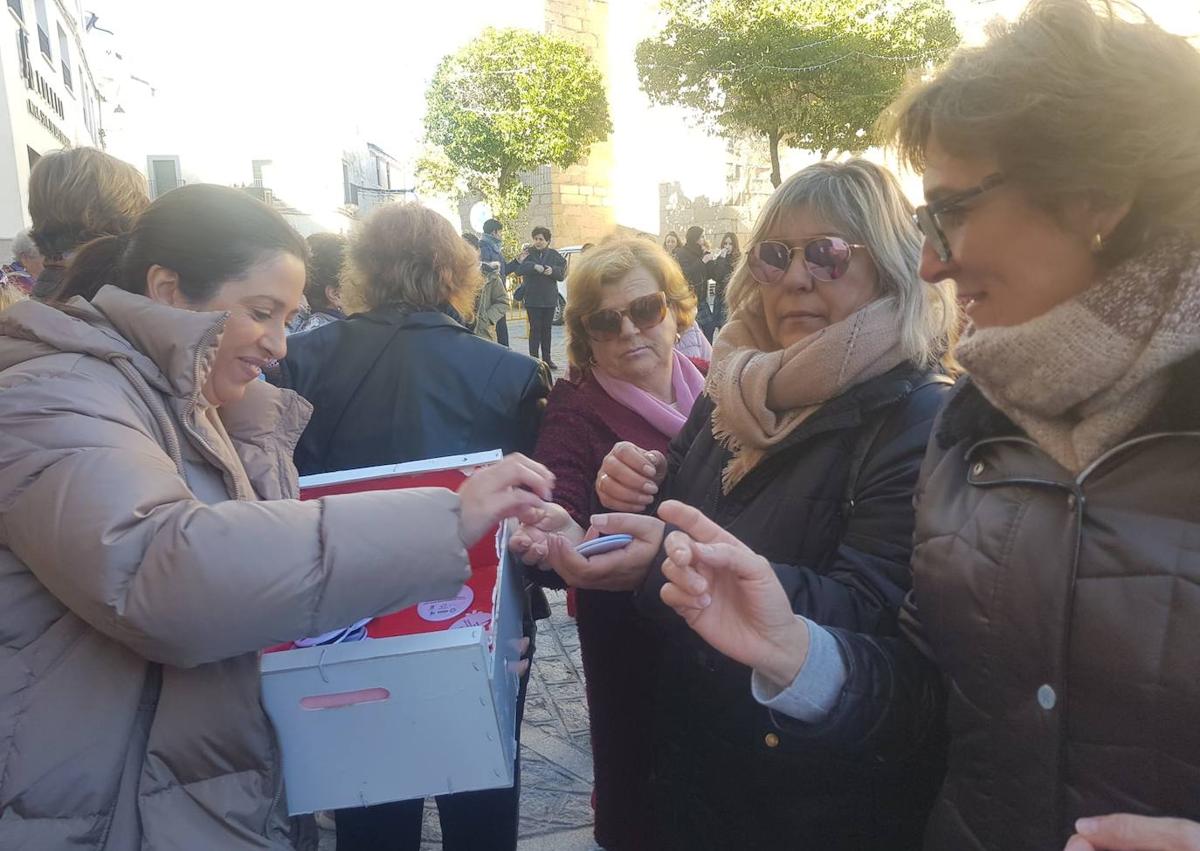 Imagen secundaria 1 - Tras el reparto de chapas muchas personas se sacaron fotos en el photocall preparado en la puerta del Ayuntamiento.