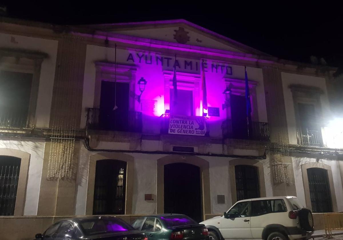 El Ayuntamiento se ilumina de morado por la erradicación de la violencia de género