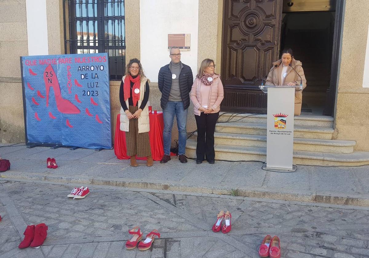 Imagen principal - El alcalde local, Carlos Caro, también colocó su frase encima de un par de zapatos rojos tras la lectura del manifiesto.