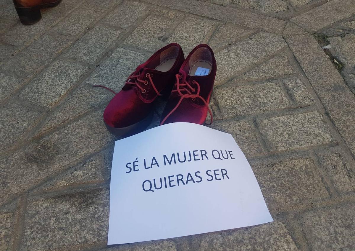 Imagen secundaria 1 - Tacones rojos visibilizan la violencia contra la mujer en Arroyo de la Luz