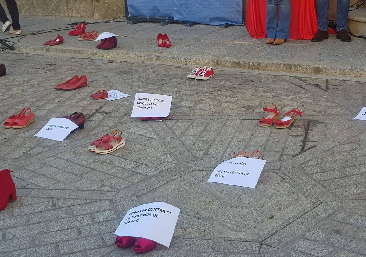 Imagen principal - Tacones rojos visibilizan la violencia contra la mujer en Arroyo de la Luz