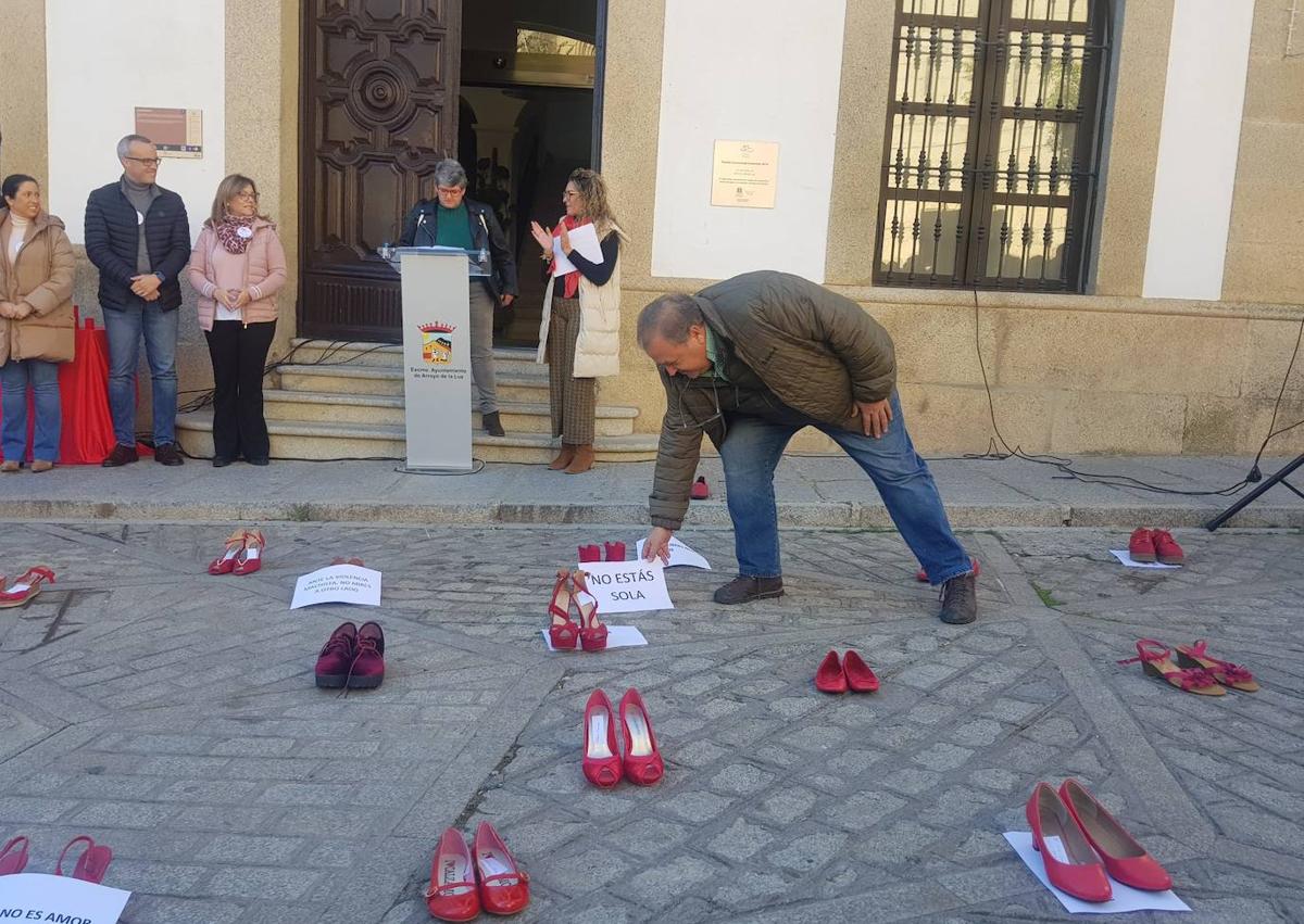 Imagen secundaria 1 - Tacones rojos visibilizan la violencia contra la mujer en Arroyo de la Luz