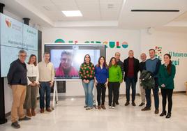 El alcalde arroyano entre los asistentes a la asamblea.