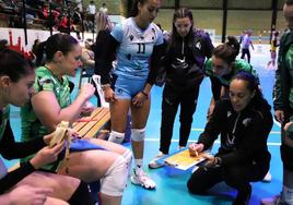 Flavia Lima alecciona a sus jugadoras en un tiempo muerto.