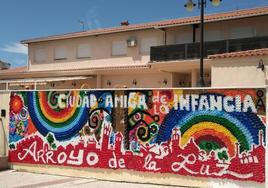 Mural hecho con tapones en la localidad que celebra el título de 'Ciudad Amiga de la Infancia'.