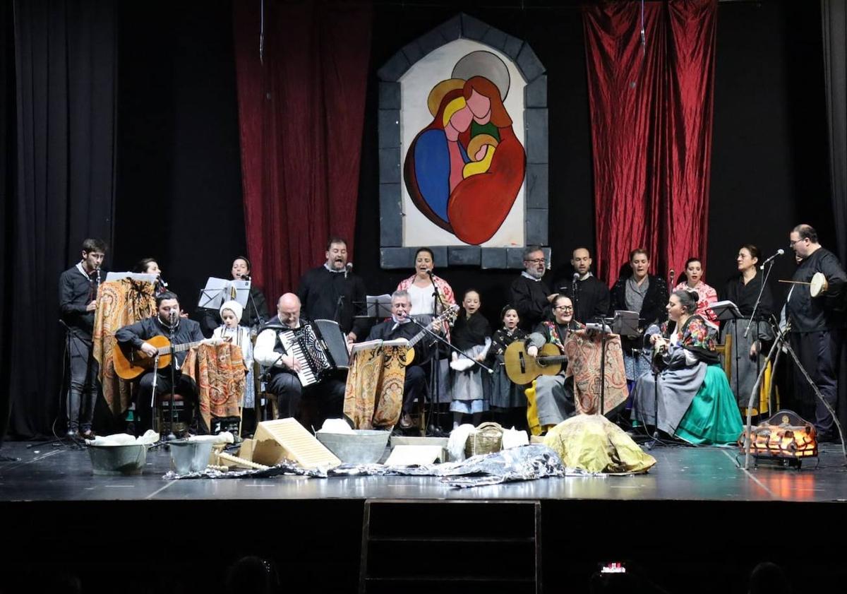 Imagen principal - Los arroyanos volvieron a llenar el Cine-Teatro Municipal durante la Gala de Navidad