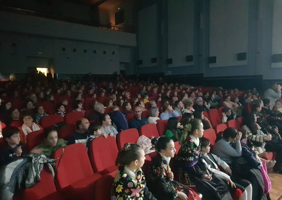 Imagen secundaria 1 - Los arroyanos volvieron a llenar el Cine-Teatro Municipal durante la Gala de Navidad