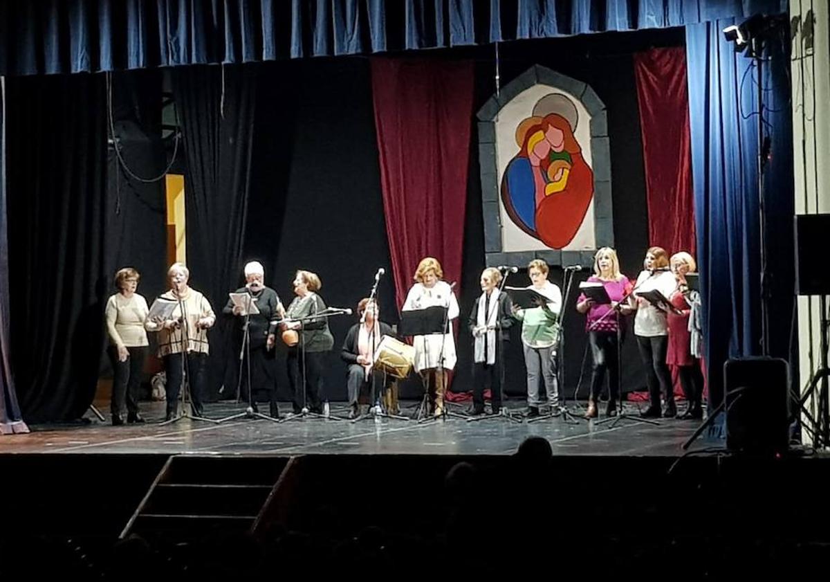 Imagen principal - Los arroyanos volvieron a llenar el Cine-Teatro Municipal durante la Gala de Navidad