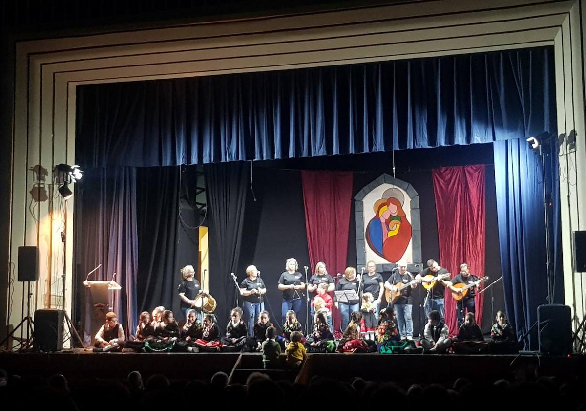 Imagen principal - La Rondalla estuvo acompañada en el escenario por los pequeños de la escuela municipal de folklore.