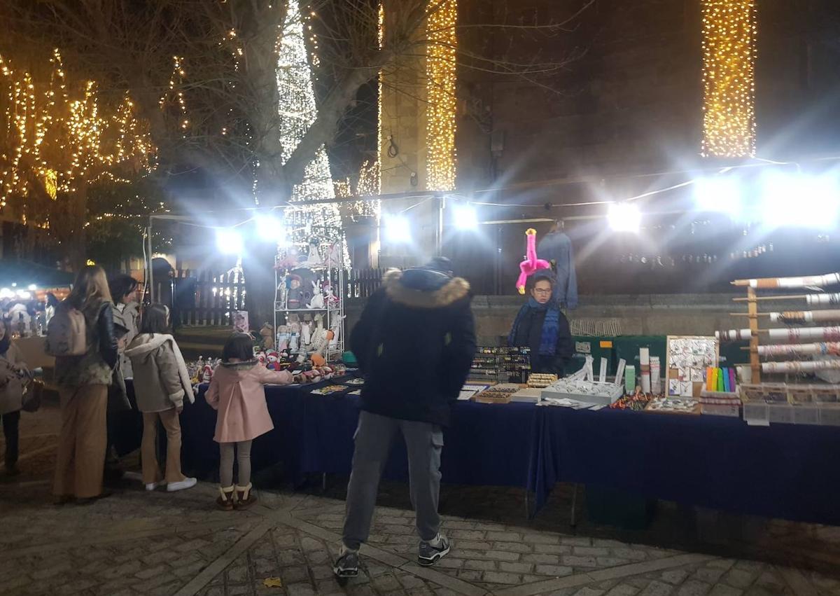 Imagen secundaria 1 - Los arroyanos volvieron a disfrutar del Mercado Navideño