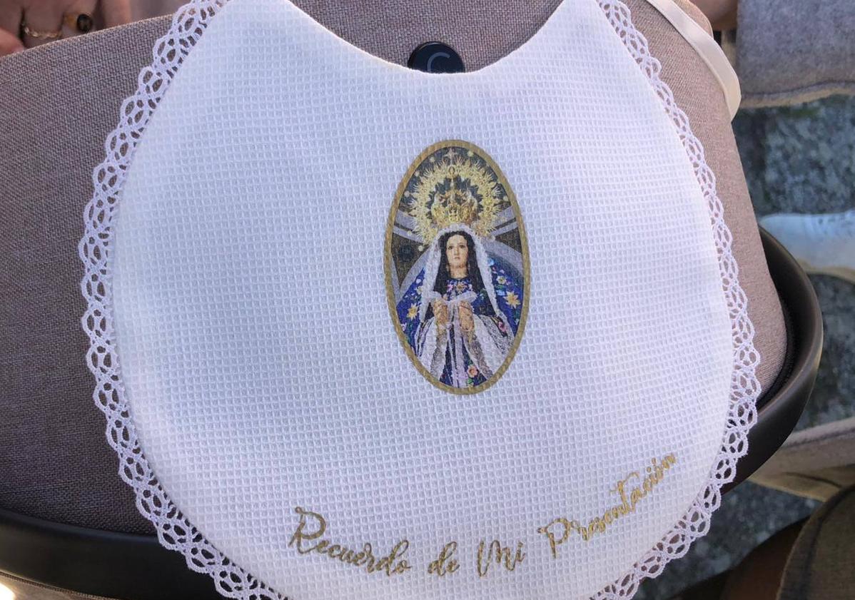 Imagen principal - Celebrado el acto de presentación de los niños a la Virgen de la Luz