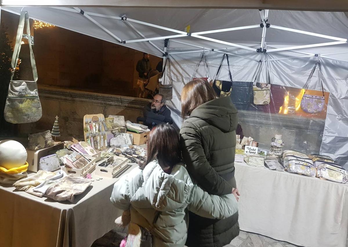 Imagen secundaria 1 - Los arroyanos volvieron a disfrutar del Mercado Navideño