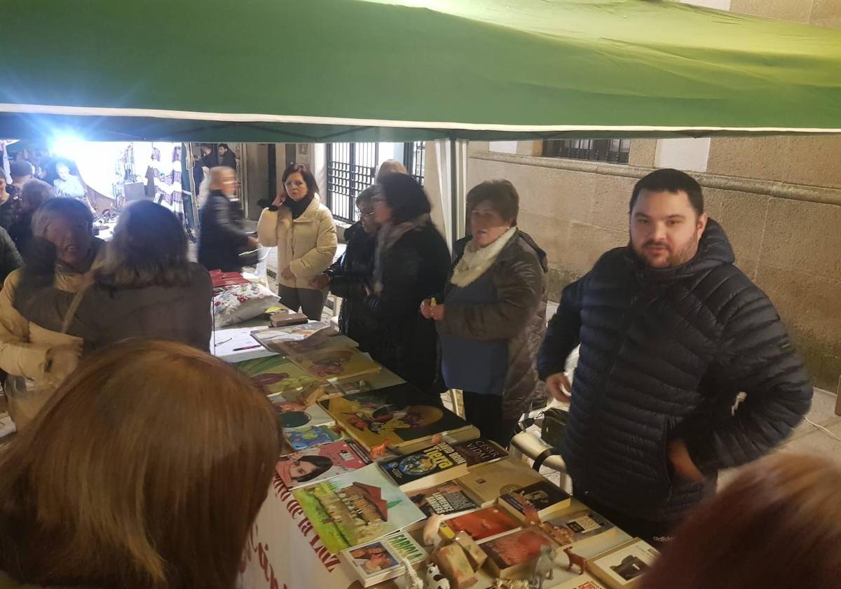 Imagen principal - Los arroyanos volvieron a disfrutar del Mercado Navideño