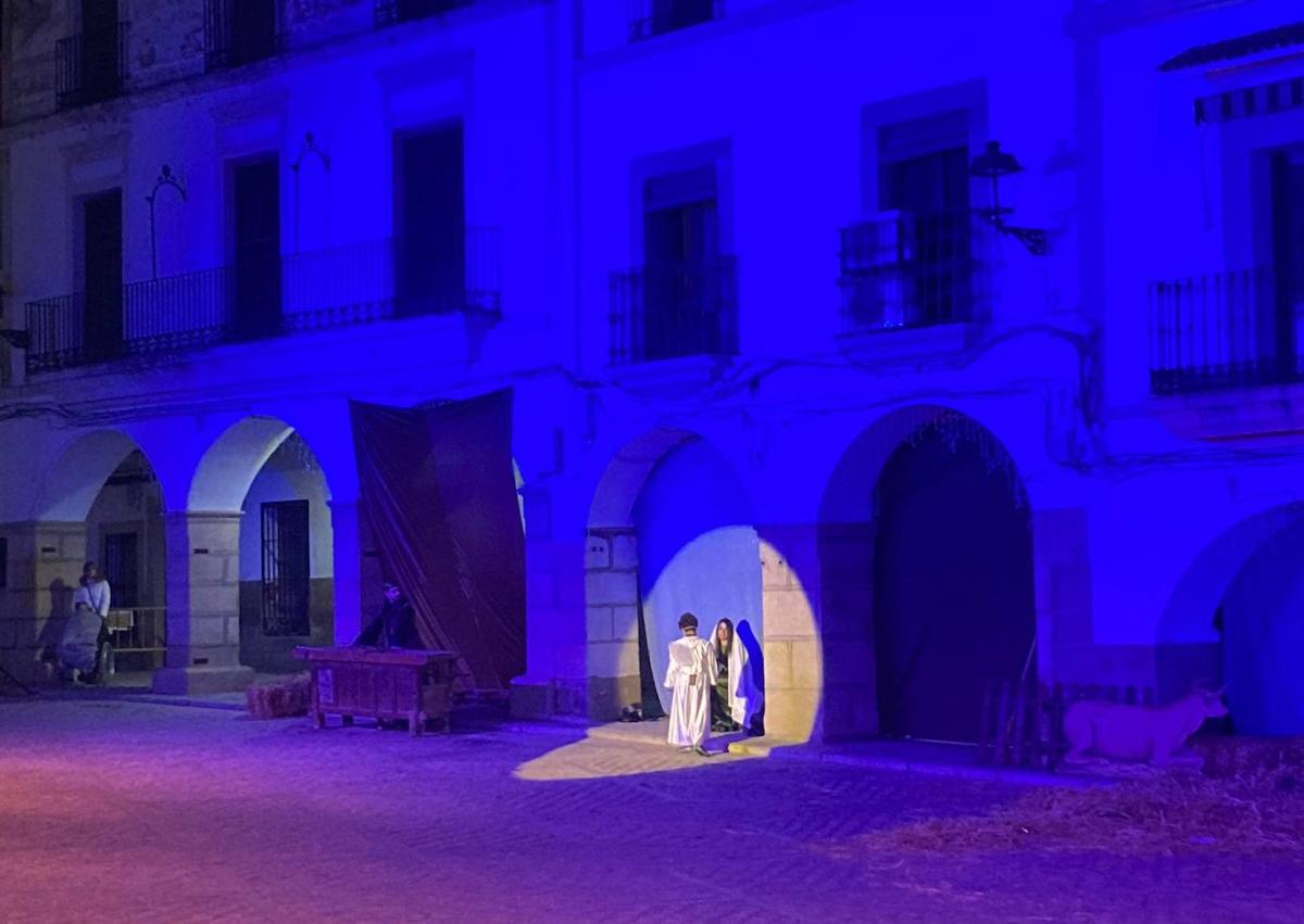 Imagen secundaria 1 - Los arroyanos han llenado la plaza para ver el Belén Viviente