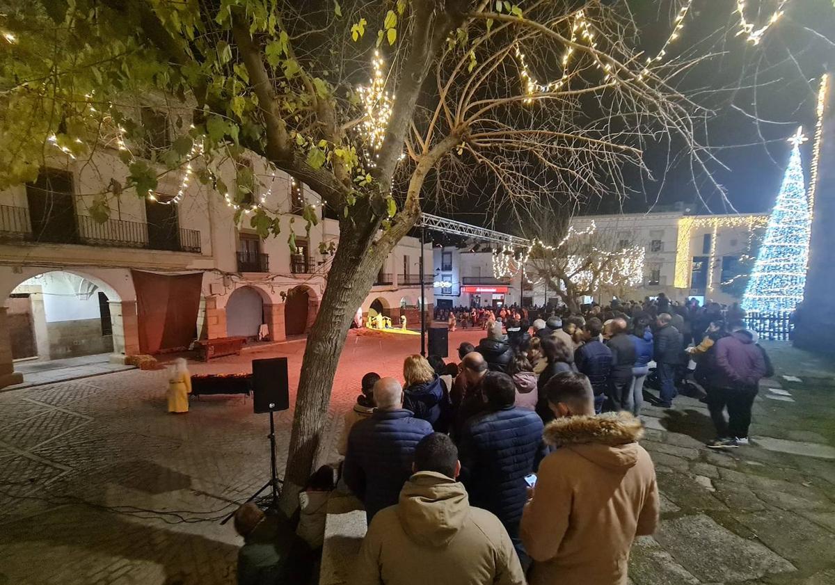 Imagen principal - Muchas personas se han reunido en la Plaza a pesar del frio para disfrutar de la representación.