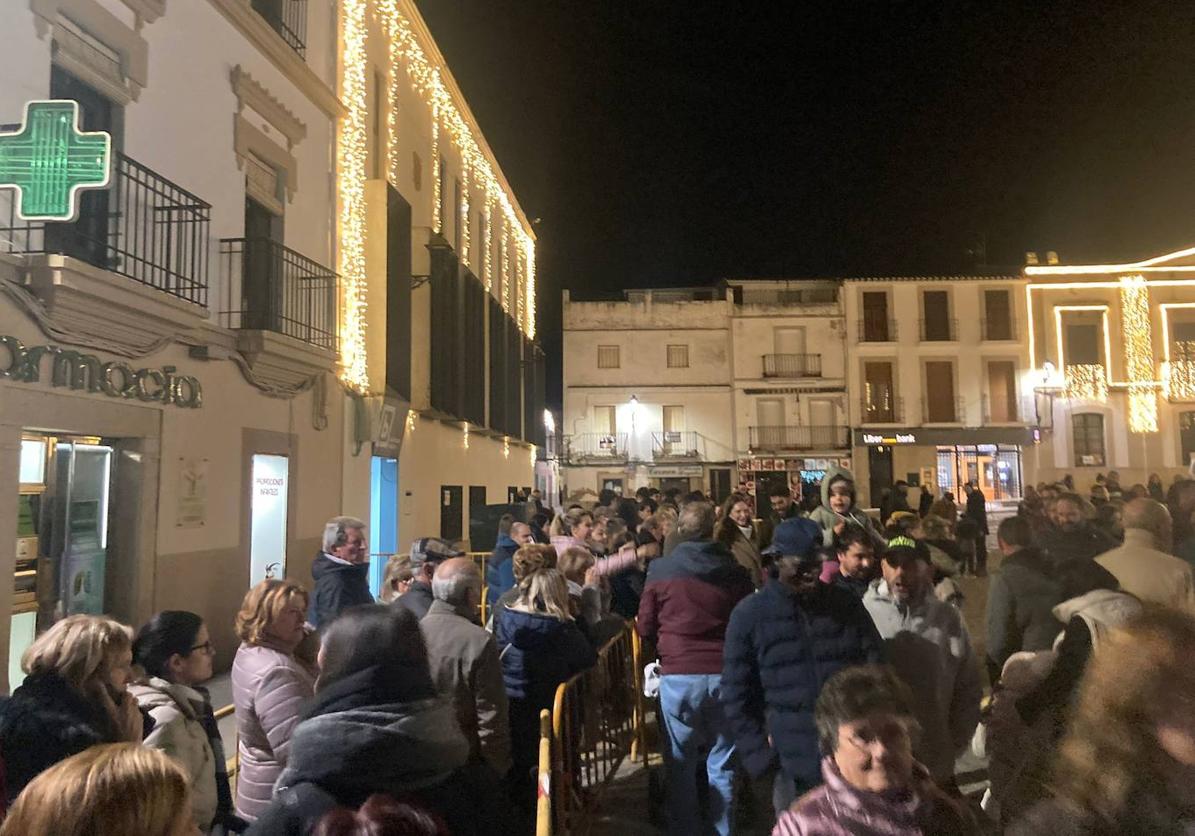 Imagen principal - Largas colas para la degustación de migas y chocolate.