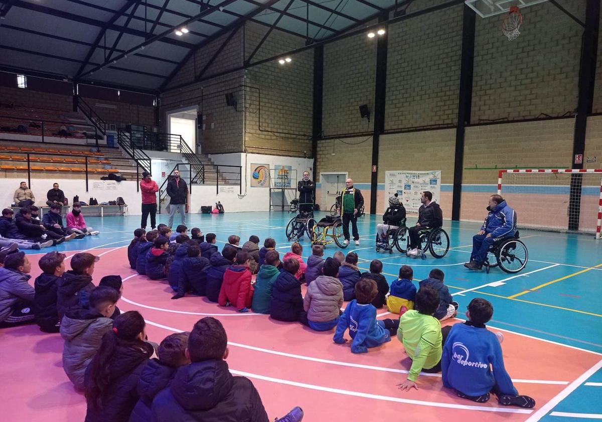 Imagen principal - Visita de jugadores de pádel adaptado a silla de ruedas.