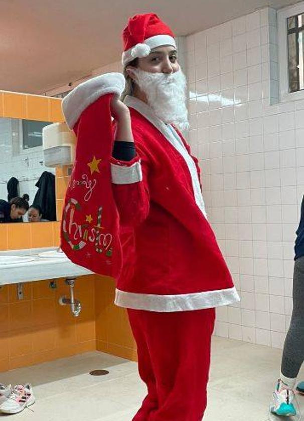La central argentina 'Balbi' Ulla disfrazada de Papá Noel en un entrenamiento.