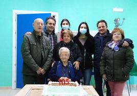 Otilia sopló las velas rodeada de familiares.