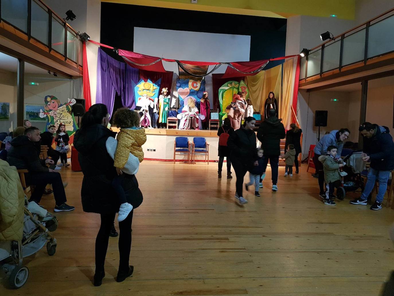 Los Magos recibiendo a los pequeños arroyanos. 