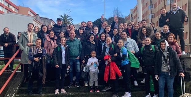 Imagen principal - El equipo junto a la afición que se desplazó para acompañarles. 