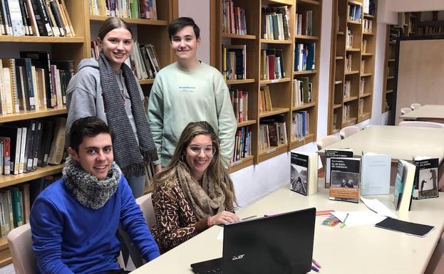 Un grupo de jóvenes arroyanos participaron en la biblioteca en el encuentro con Luis Landero