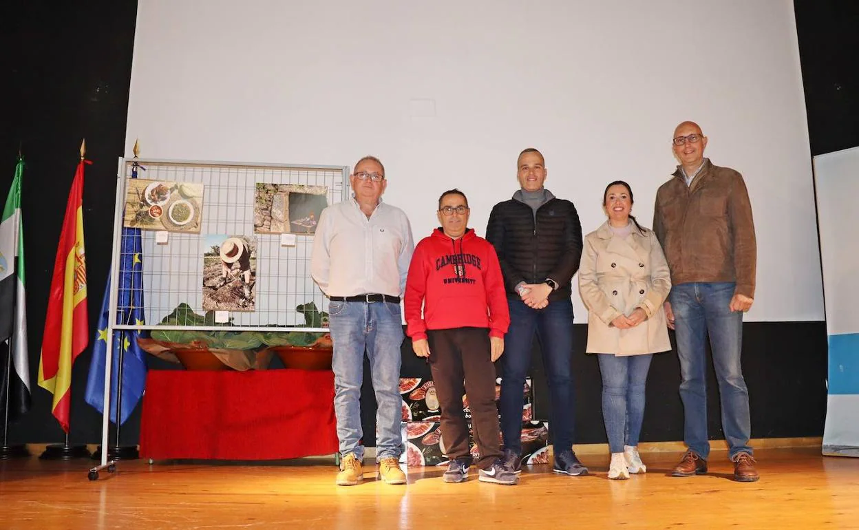 El alcalde Carlos Caro y la concejala de cultura, Leticia Carrero, junto a los ganadores del concurso fotográfico. 