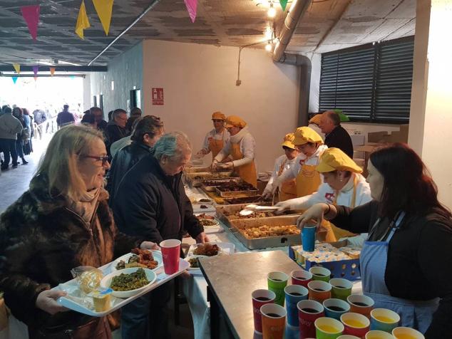 Degustación popular de las coles con buche.