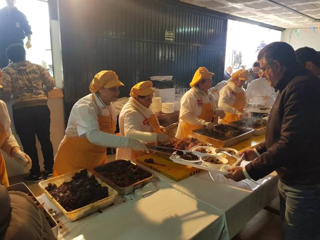 Degustación popular de las coles con buche.