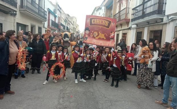 Imagen principal - El Carnaval llenó de alegría y color las calles de Arroyo de la Luz