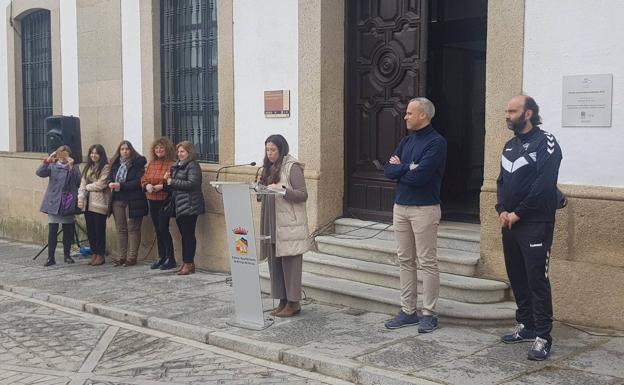 Imagen principal - Arroyo de la Luz reivindica los derechos de las mujeres