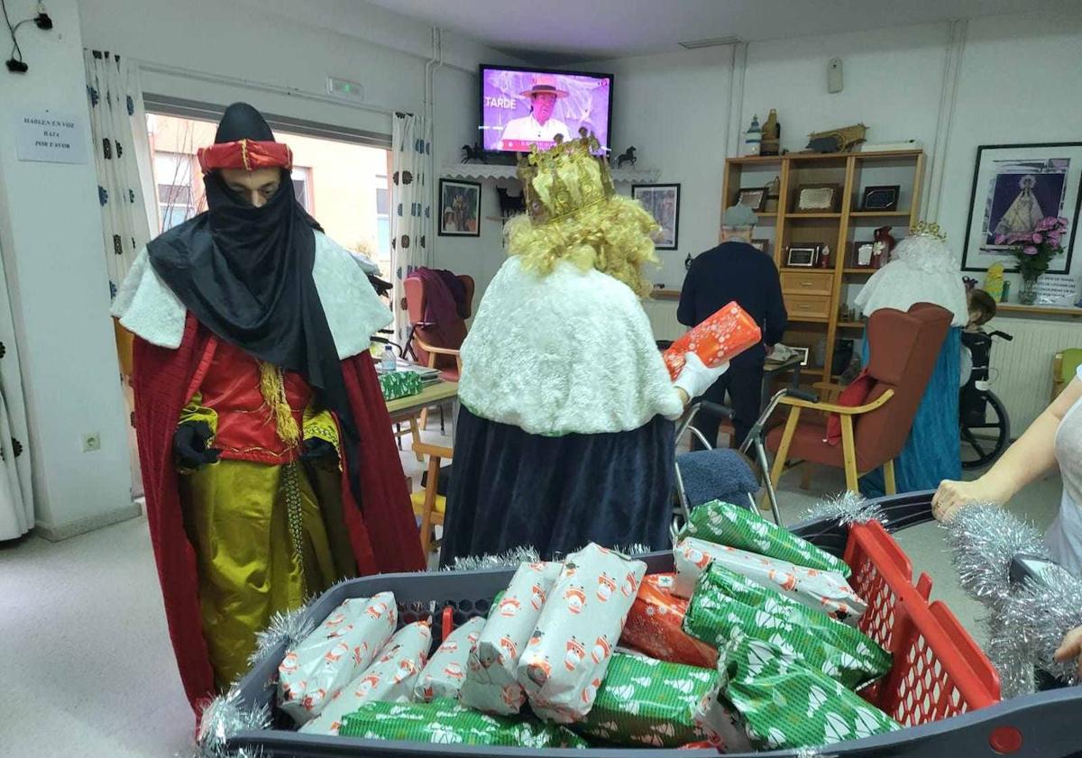 Imagen principal - Los mayores de la Residencia Virgen de la Luz han recibido la visita de los Reyes Magos