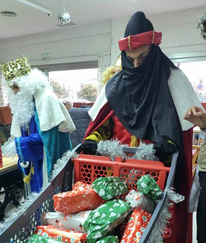 Imagen secundaria 2 - Los mayores de la Residencia Virgen de la Luz han recibido la visita de los Reyes Magos