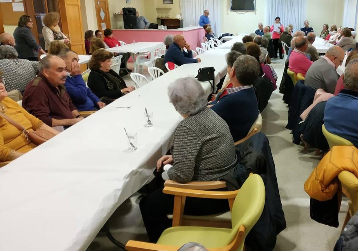 Imagen principal - El Hogar de Mayores celebra la Navidad con Roscón de Reyes