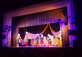 Los elfos llenaron de magia y diversión el Cine-Teatro de Arroyo de la Luz