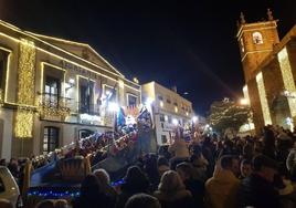 Las carrozas de los Reyes Magos salieron arropadas por un gran número de personas que salieron para saludarles.