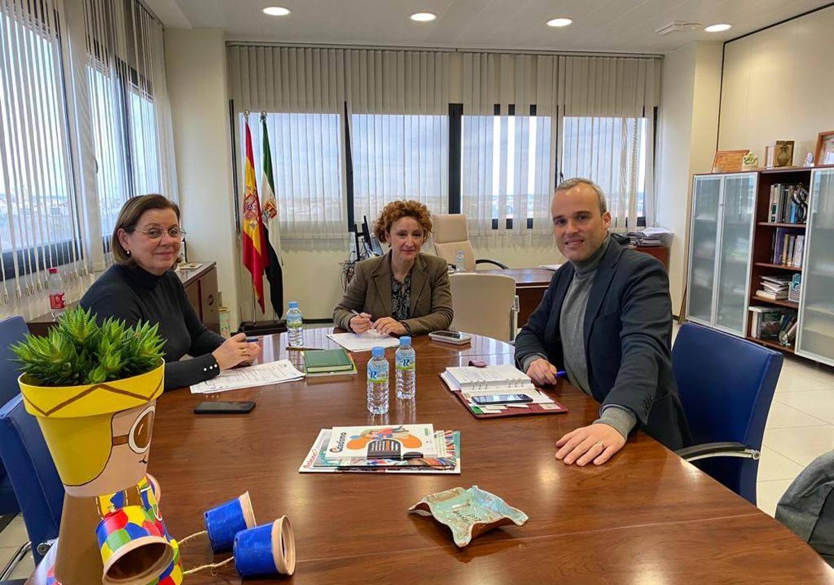 Imagen principal - Reunión con Estrella Martínez, directora gerente del SEPAD y con Magdalena Carmona, coordinadora técnica de Relaciones Institucionales de Ámbito Municipal