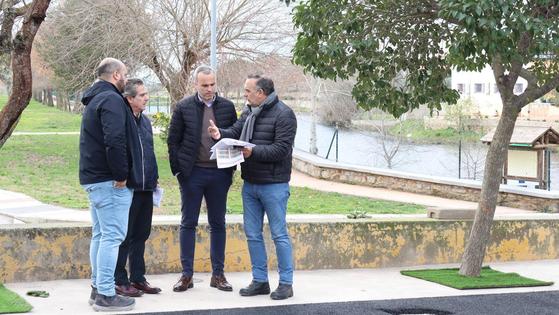 El alcalde arroyano visita las obras del parque de la cruz