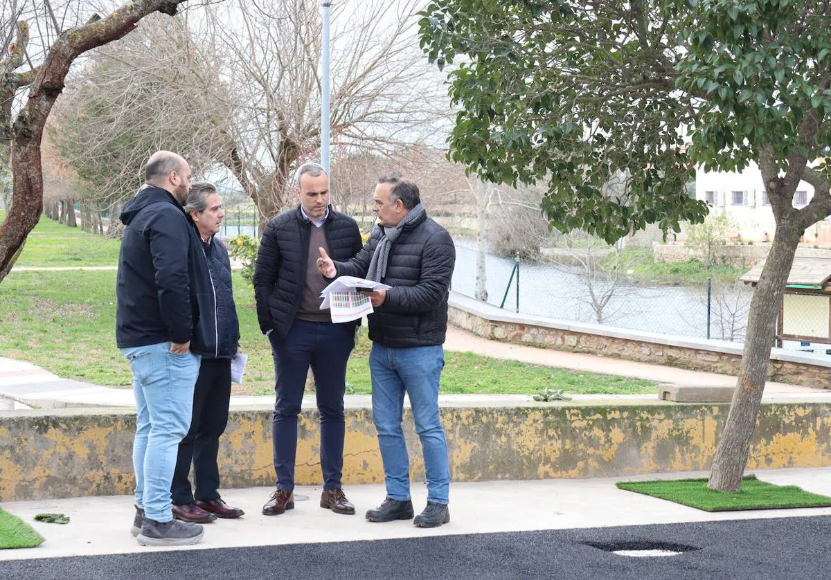 El alcalde arroyano visita las obras del parque de la cruz