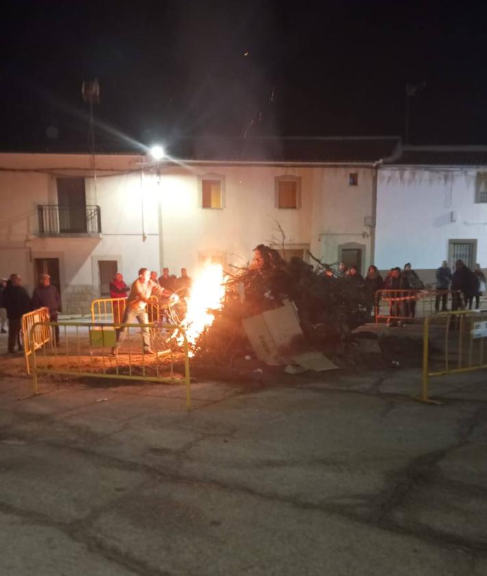 Imagen secundaria 2 - Actuaciones y luminaria tras la misa.