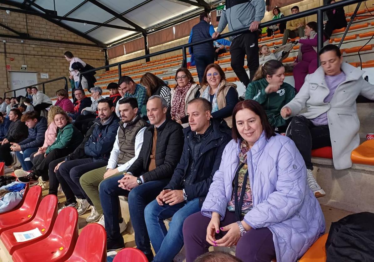Imagen principal - Begoña García Bernal antes de su nombramiento como madrina de honor del Extremadura Arroyo, junto al alcalde arroyano, Carlos Caro.