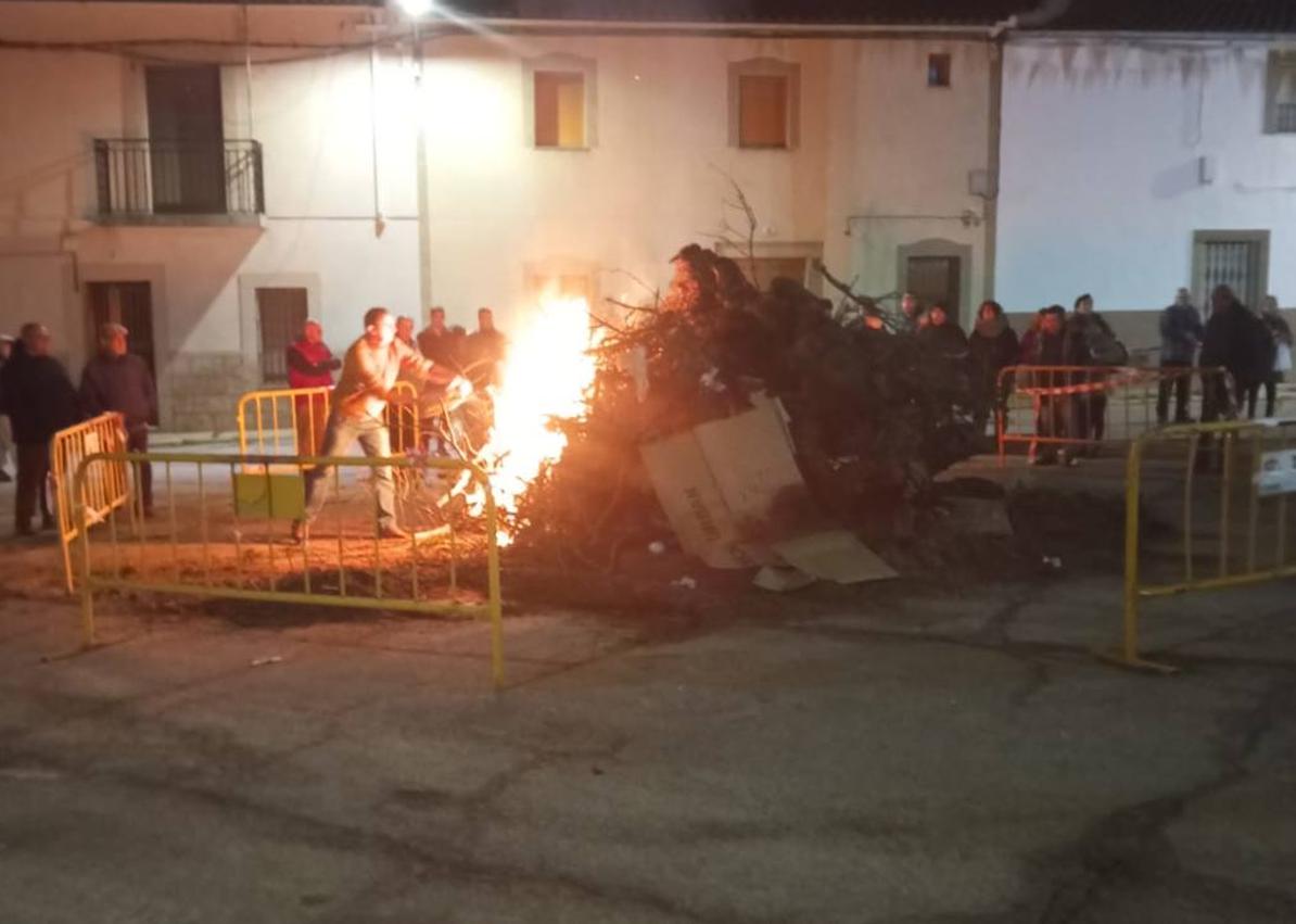 Imagen secundaria 1 - Arriba, última misa del Santo Quinario. Debajo, luminaria y procesión.