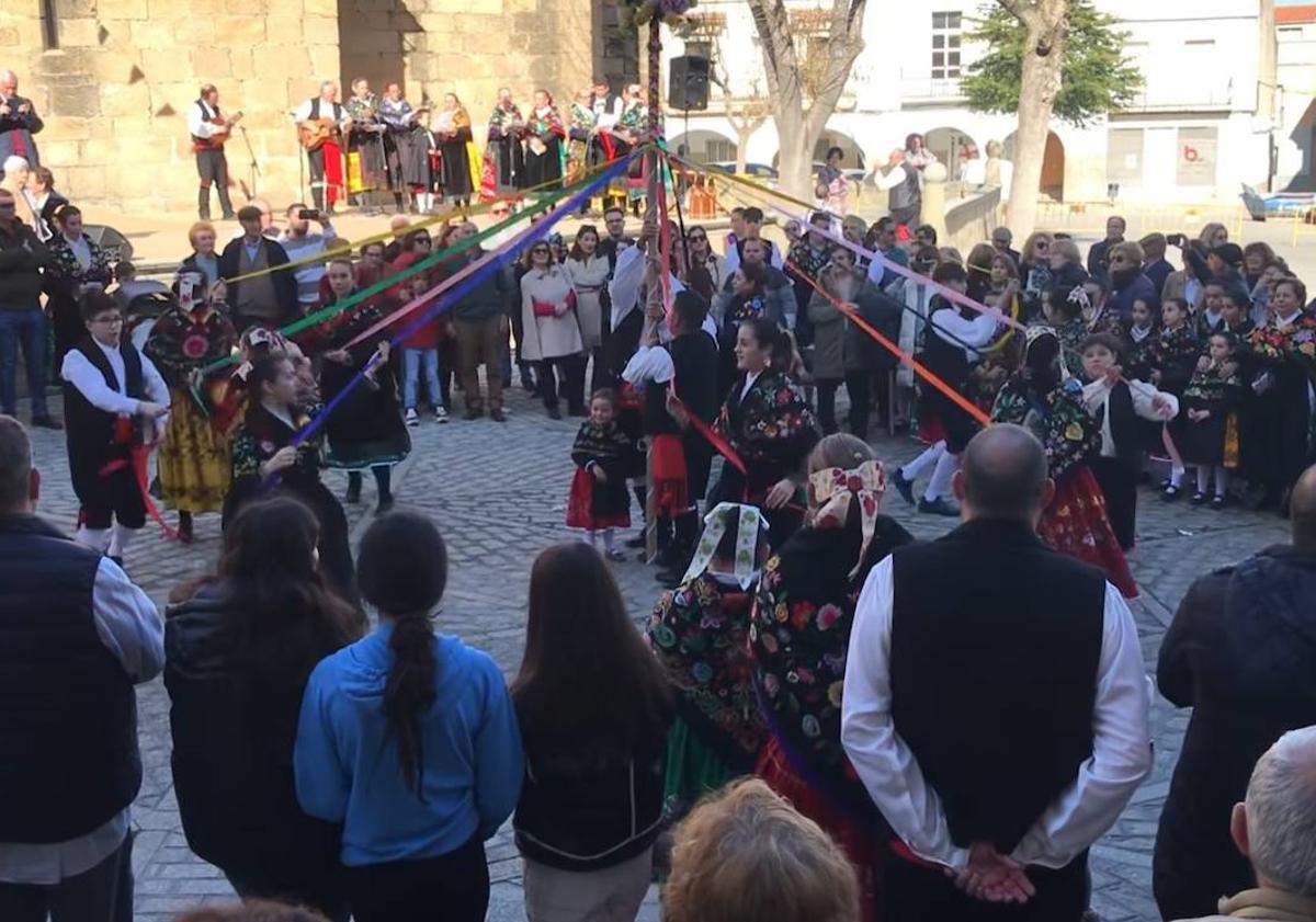 Imagen principal - Los corros de las Candelas han vuelto a la plaza este año.