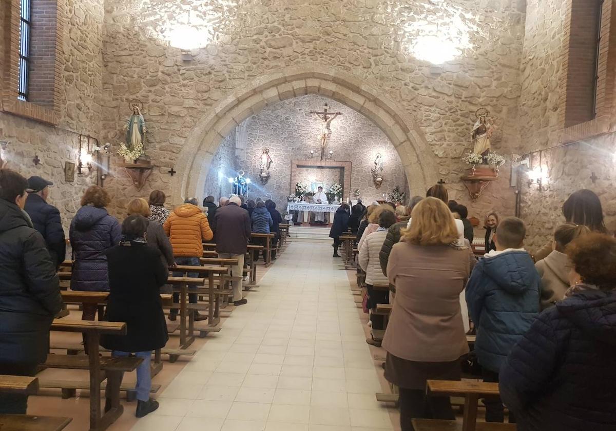 Imagen principal - Arriba, último día de triduo. Debajo, subasta y la nueva imagen de San Antón.