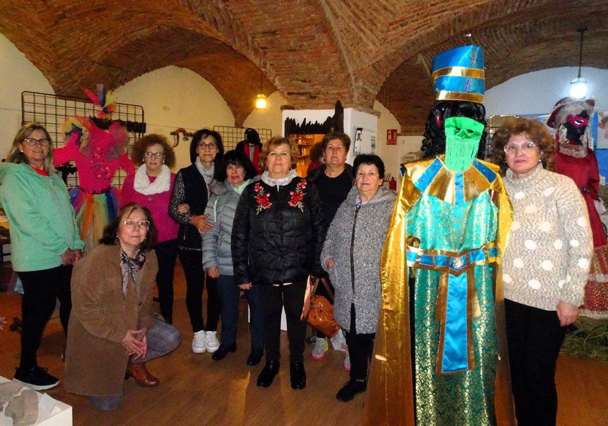 Algunas miembros de la asociaicón en la exposición.