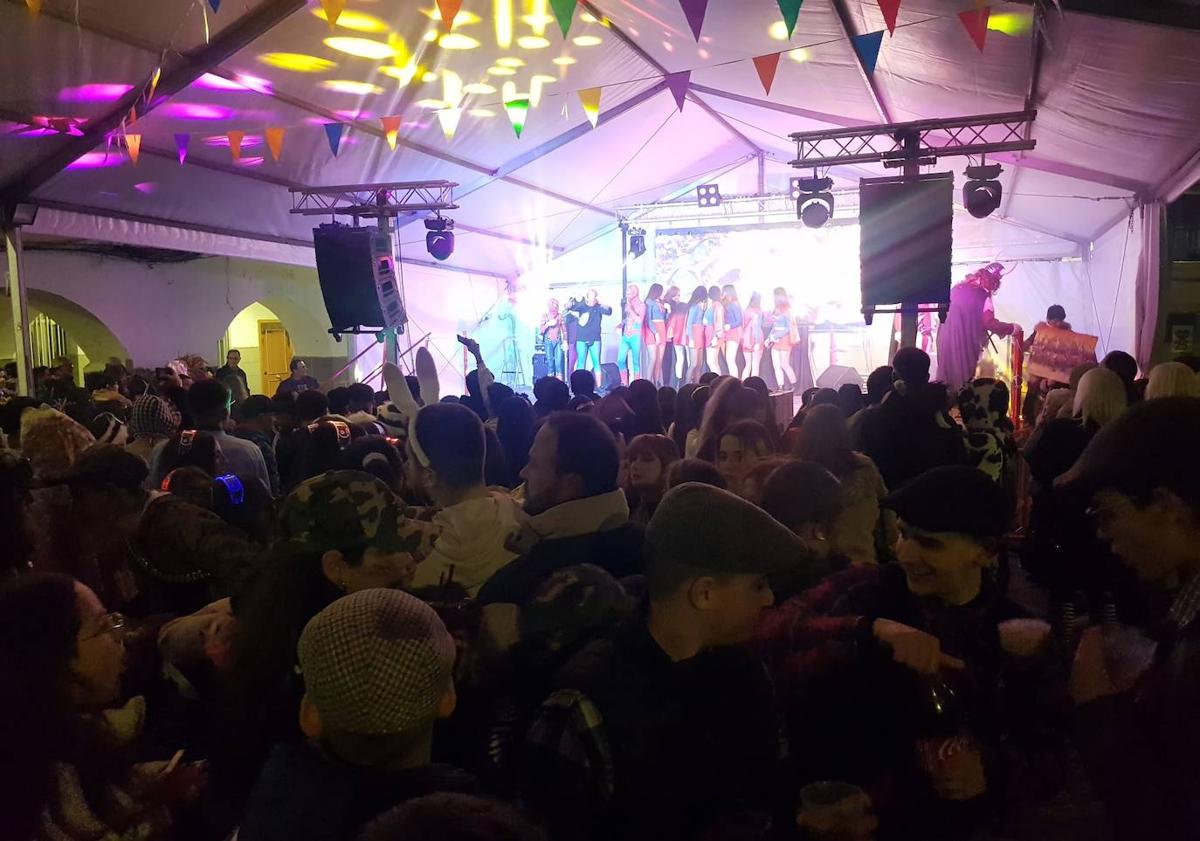 Imagen principal - Una de las comparsas del Desfile Adulto recogiendo el premio.