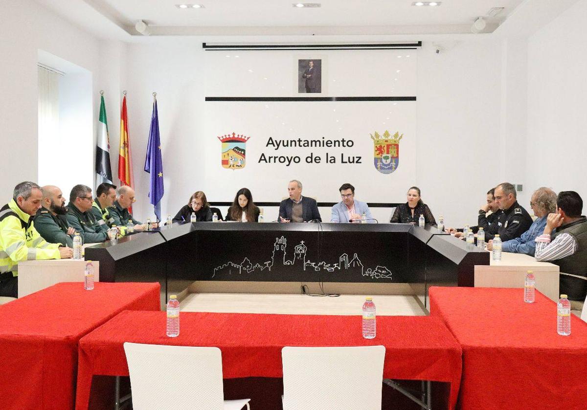 Asistentes en la junta de seguridad del Día de la Luz.