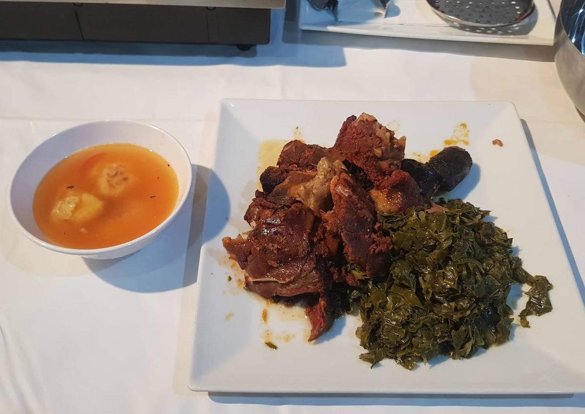 Imagen secundaria 1 - David Berdejo muestra tres formas de comer las tradicionales coles con buche