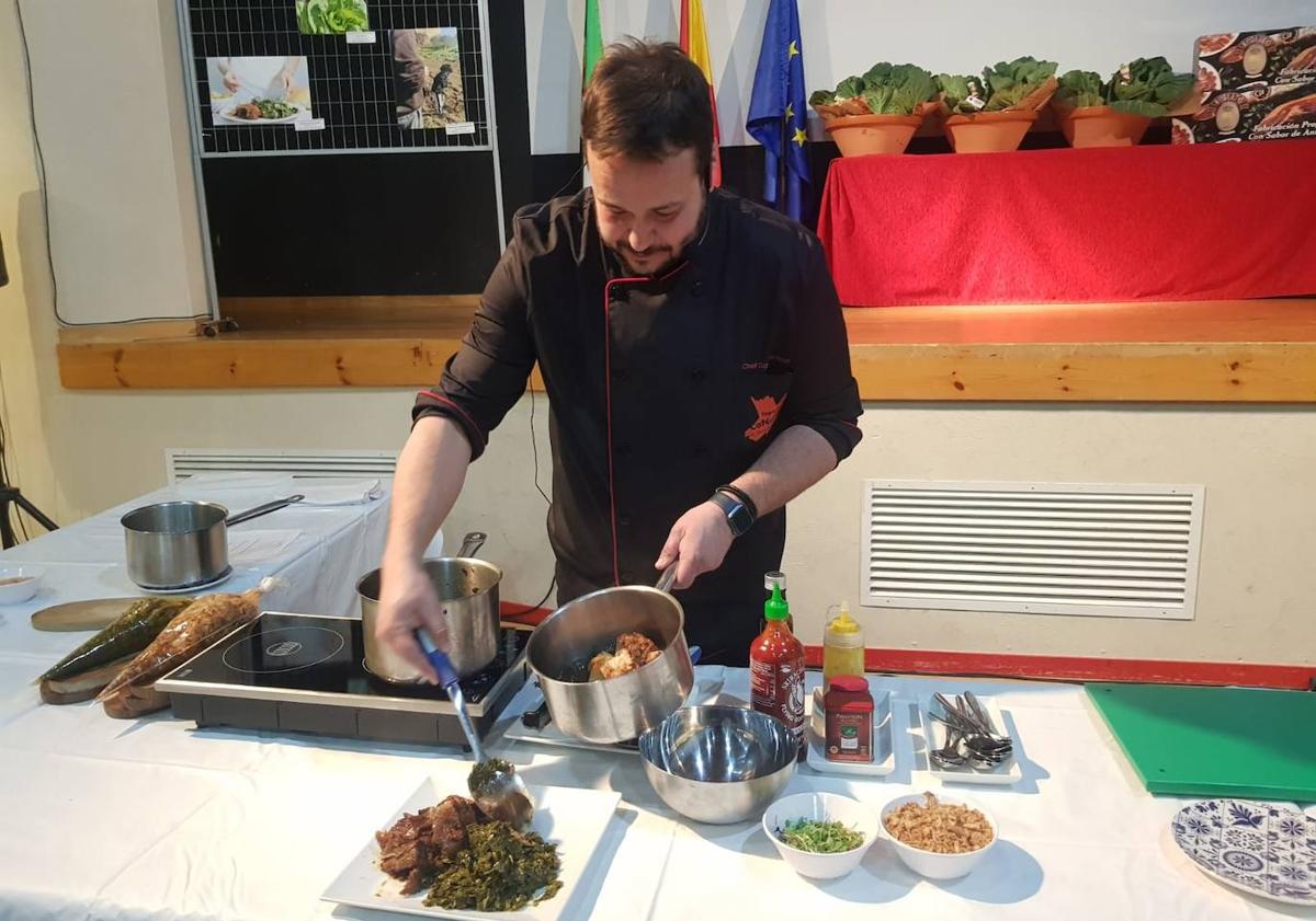 Imagen principal - David Berdejo muestra tres formas de comer las tradicionales coles con buche